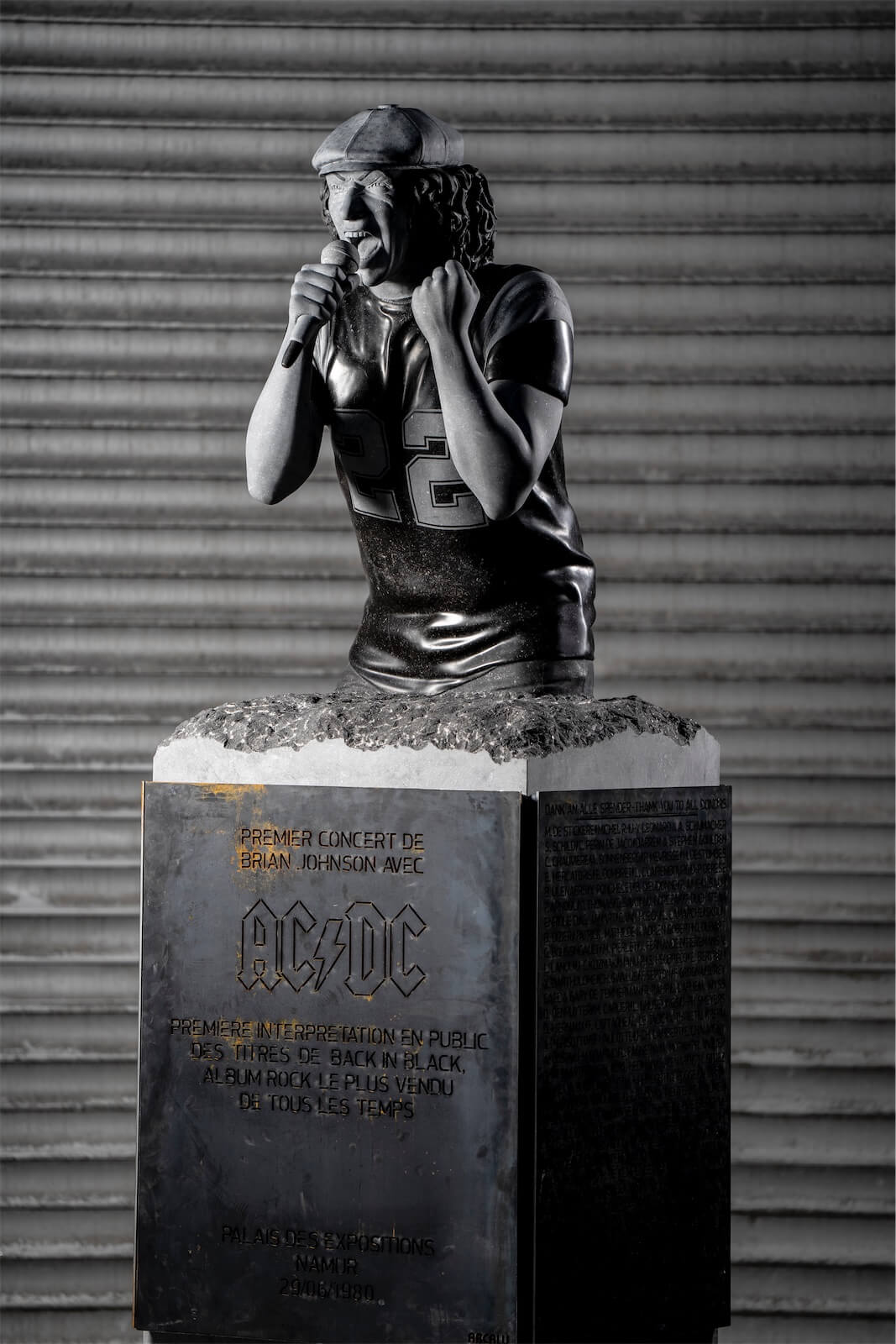 Statue_de_Brian_Johnson_1_Copyright_Anthony_Dehez.jpg