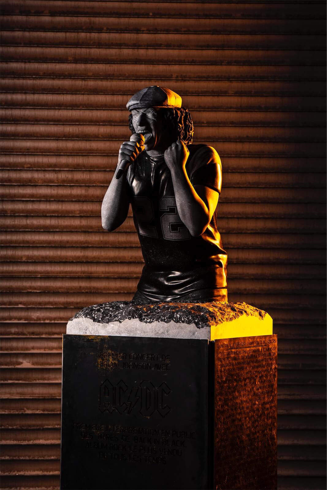 Statue_de_Brian_Johnson_5_Copyright_Anthony_Dehez.jpg