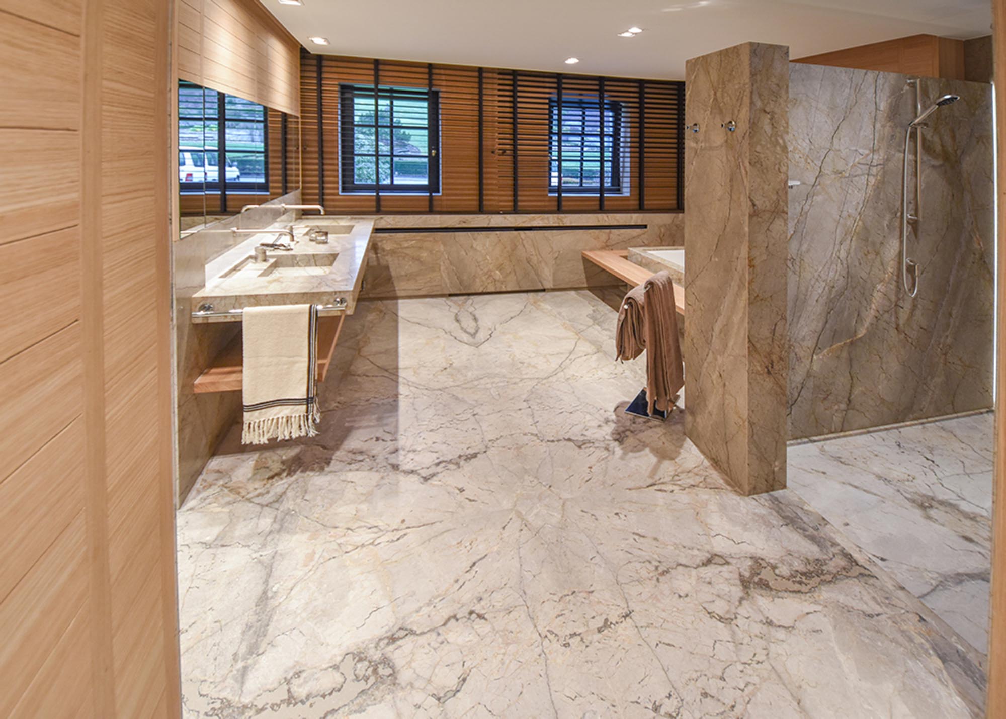 Anthony_Cognaux-DesignStone-The_Mineralist-Mystic_Grey-Salledebain_Douche-Bain-Open_book-Livre_Ouvert-Bookmatch-polissage_sol