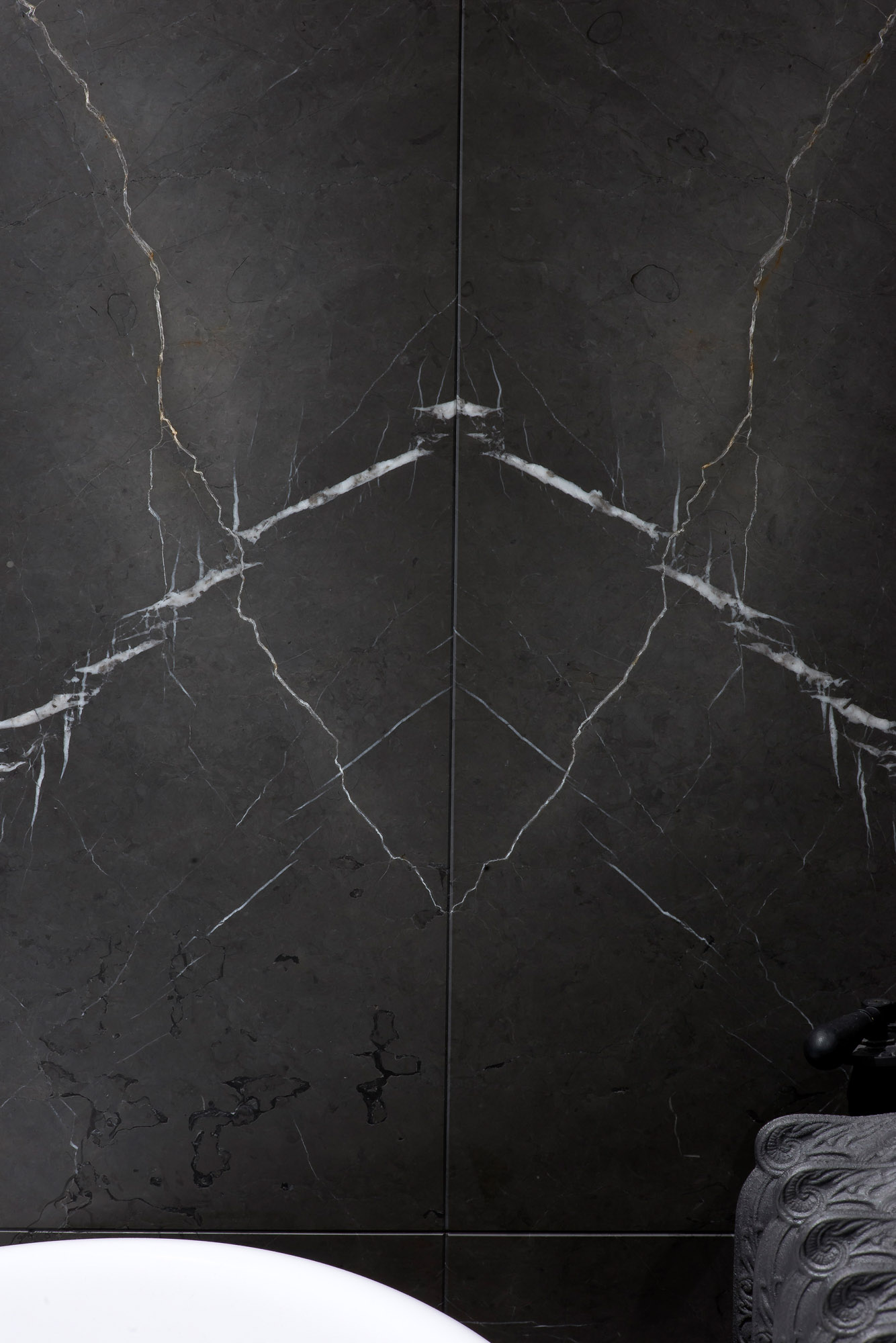 Anthracite-Marbre-Marble-Anthony_Cognaux-DesignStone-The_Mineralist-Open_Book-Livre_ouvert-Bookmatch