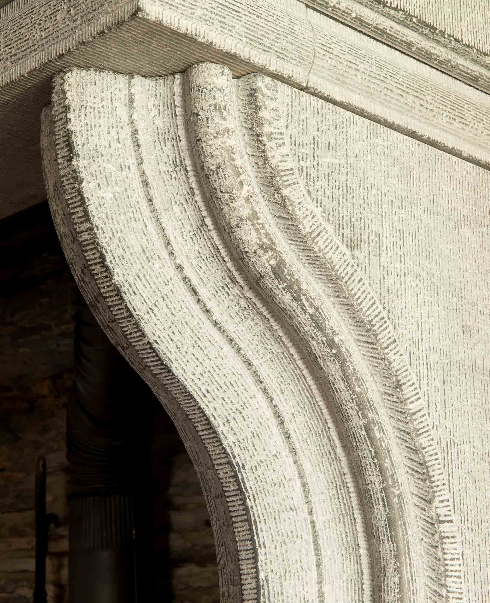 Cheminee-The_Mineralist-DesignStone-Pierre_Bleur_du_Hainaut-ancienne_Artisanat