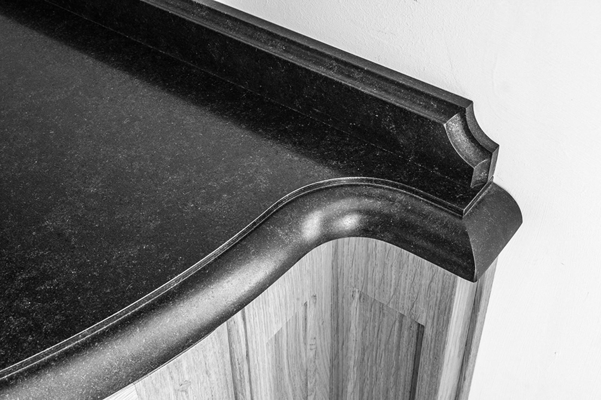 NB-Plandetravailcuisine-granit_noir-artisanat-Moulure-Anthony_Cognaux-The_Mineralist-DesignStone